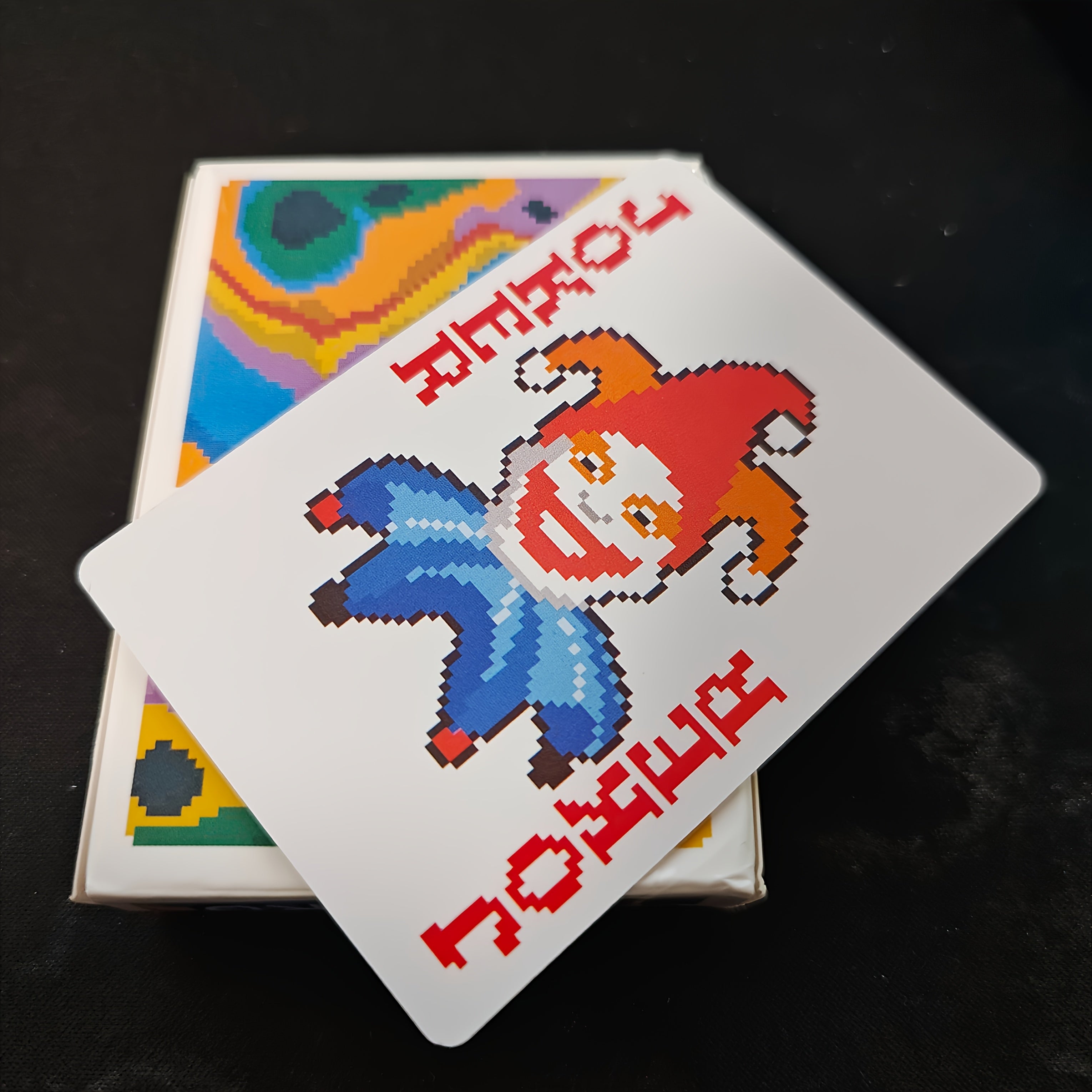 54 Cartes de Jeu Joker - Design D'Art Pixel Vibrant, Idéal Pour Les Jeux de Fête Et Le Poker, Les Essentiels Des Jeux de Cartes | Design Joufflu | Carton de Jeu Durable