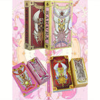 Prenez-le Maintenant ! Nouvelle Édition de Luxe de la Fille des Cartes Magiques Sakura - Transformation Sakura, Jeu de Rôle d'Anime avec les Cartes Trèfle Portables du Nouveau Magicien Sakura, Coffret Cadeau et Décoration à Collectionner
