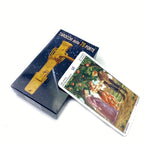 Les cartes du Tarot des 78 portes révèlent le destin lors d'une soirée en famille autour d'une table de divination, pour des jeux de société et de divertissement.