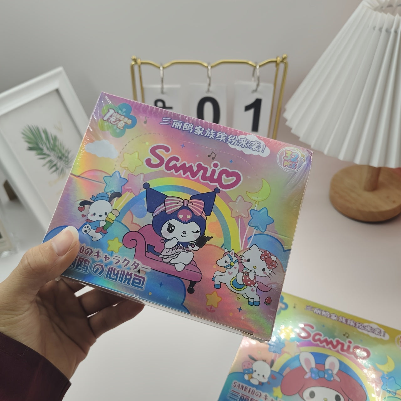 1 Boîte (32 Paquets) de Cartes Série Sanrio - Hello Kitty, My Melody, Kuromi & Plus - Collection de Cartes à Échanger Premium pour Collecteurs et Cadeaux, Petits Présents Idéaux