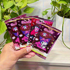 1 Boîte (32 Paquets) de Cartes Série Sanrio - Hello Kitty, My Melody, Kuromi & Plus - Collection de Cartes à Échanger Premium pour Collecteurs et Cadeaux, Petits Présents Idéaux